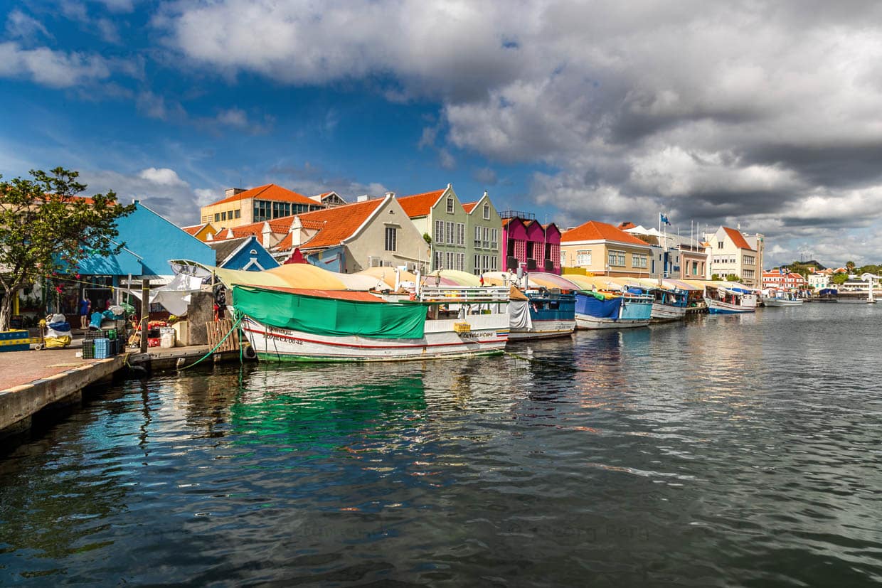 Comerciantes de Venezuela traen sus productos frescos en barco al mercado flotante de Willemstad, a unos 70 kilómetros, y luego los ofrecen en numerosos puestos a lo largo de 200 metros / © Foto: Georg Berg