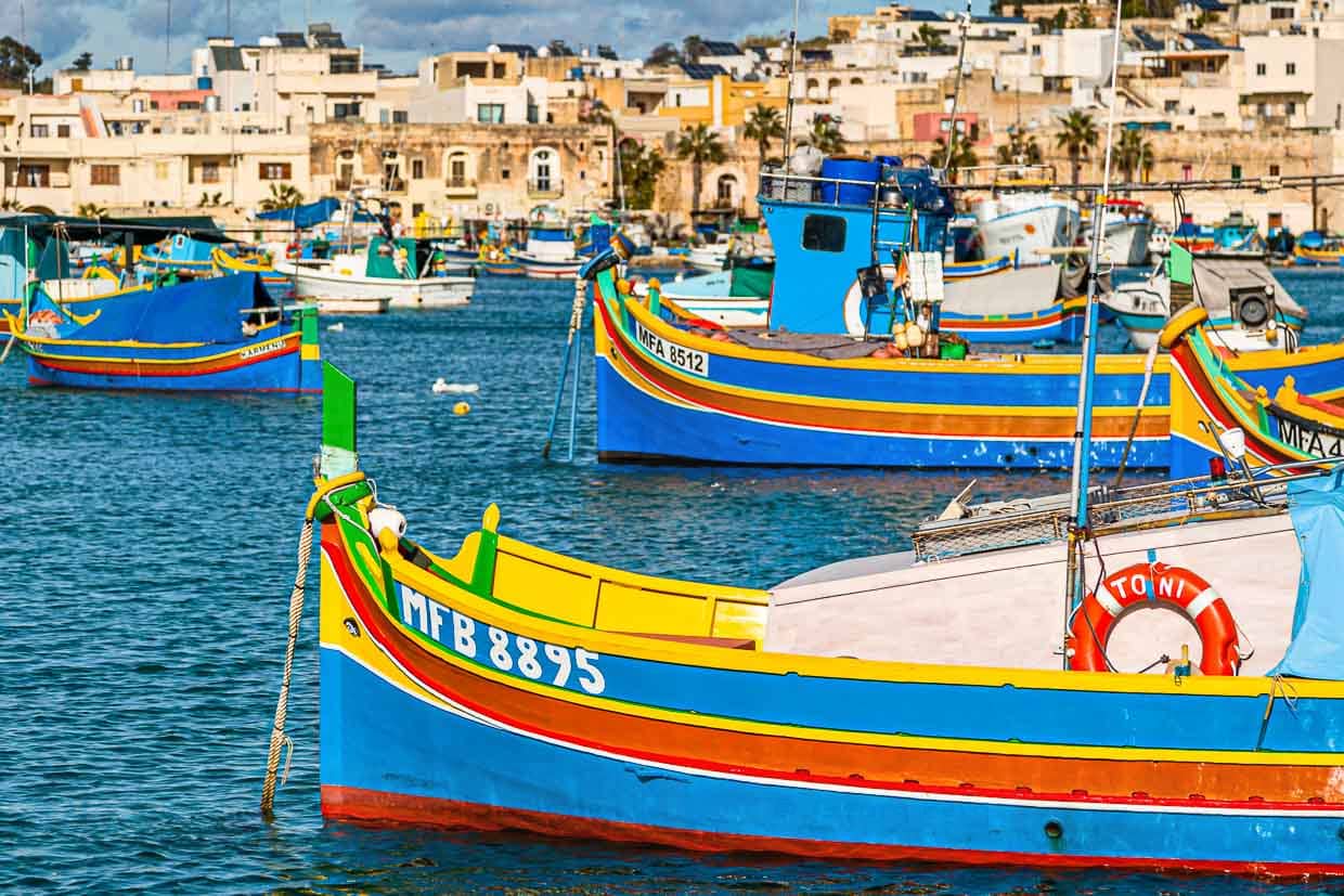 Fischerhafen in Marsaxlokk, im Südosten von Malta. Es gibt Häfen groß und imposant wie den der Hauptstadt Valetta, aber vor allem kleine Fischerhäfen prägen die abwechslungsreiche Küste von Malta und Gozo / © Foto: Georg Berg