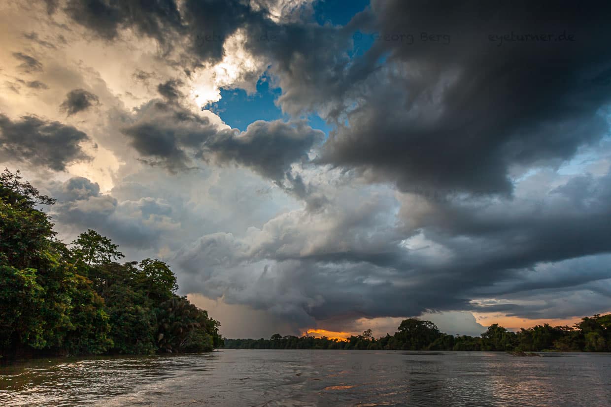 Himmel über der Tiwai Insel. Die Regenzeit neigt sich dem Ende zu / © Foto: Georg Berg
