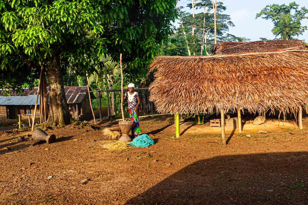 Wichtiges Küchengerät in Sierra Leone: Im Mörser können auch große Mengen zerkleinert werden / © Foto: Georg Berg