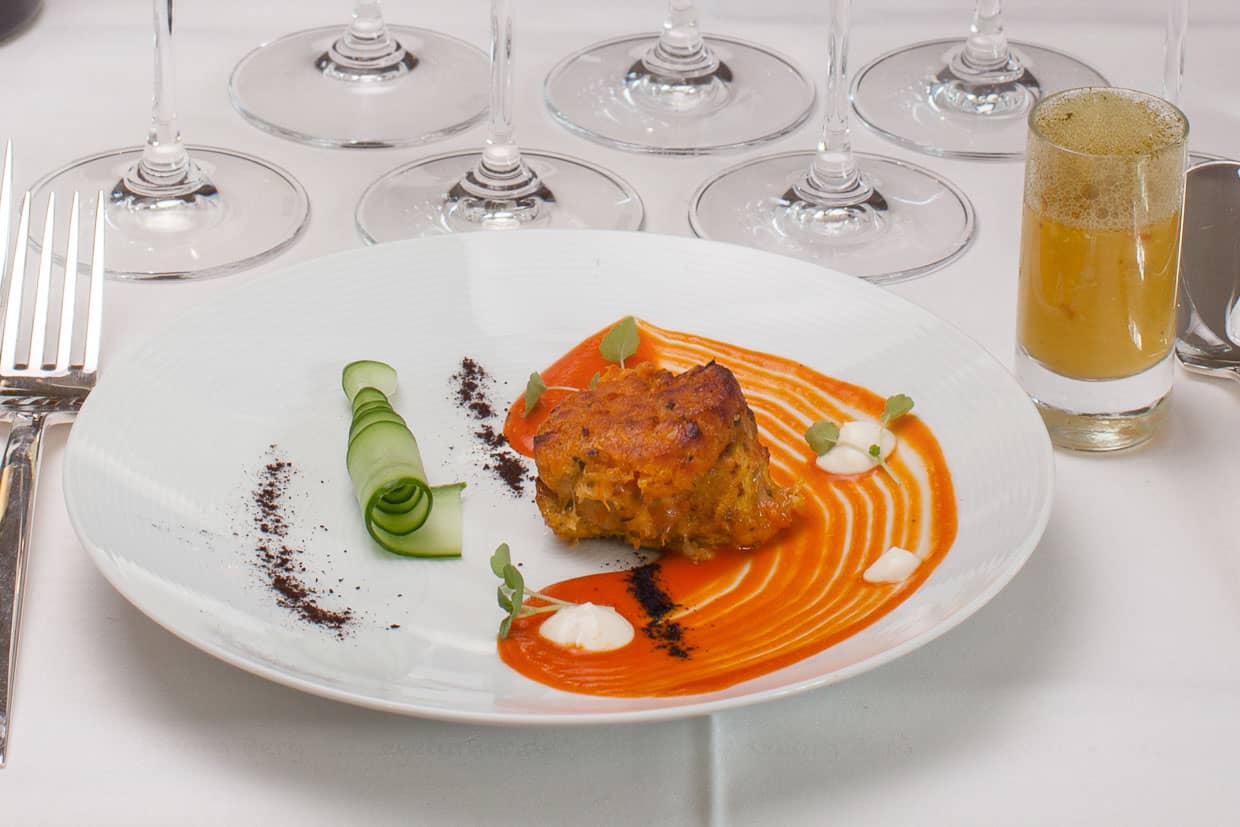 Das Hühnchen-Tikka von Vineet Bhatia ist zart und fein würzig. Es durchwandert bei der Zubereitung gleich drei verschiedenen Marinaden / © Foto: Georg Berg