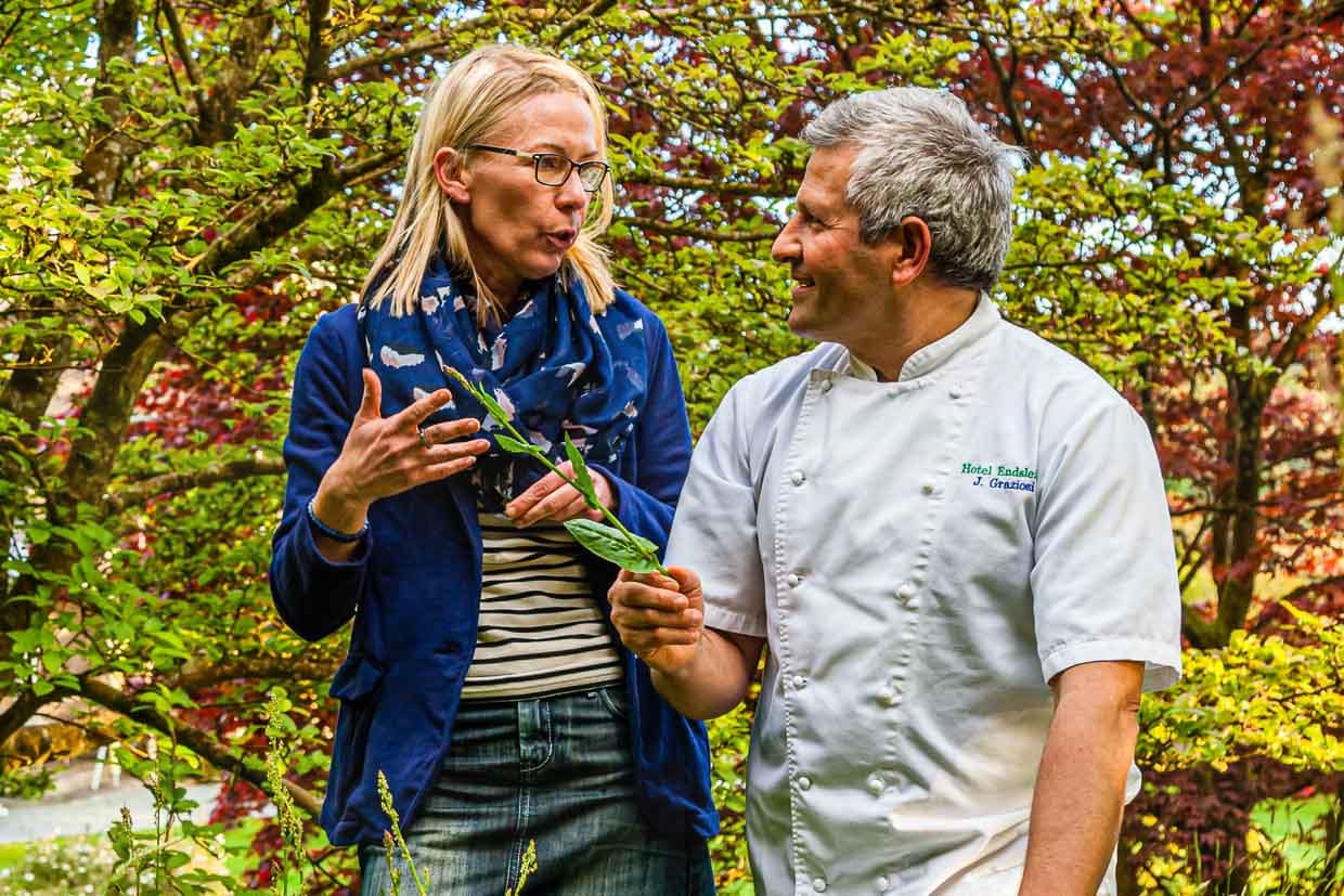 Chefkoch Jose Graziosi liebt es, noch vor Beginn der Arbeit durch den Garten zu streifen und Pilze oder Kräuter für die Küche zu sammeln. Hier zeigt er mir den wilden Sauerampfer, der zwischen dem Bärlauch wächst / © Foto: Georg Berg
