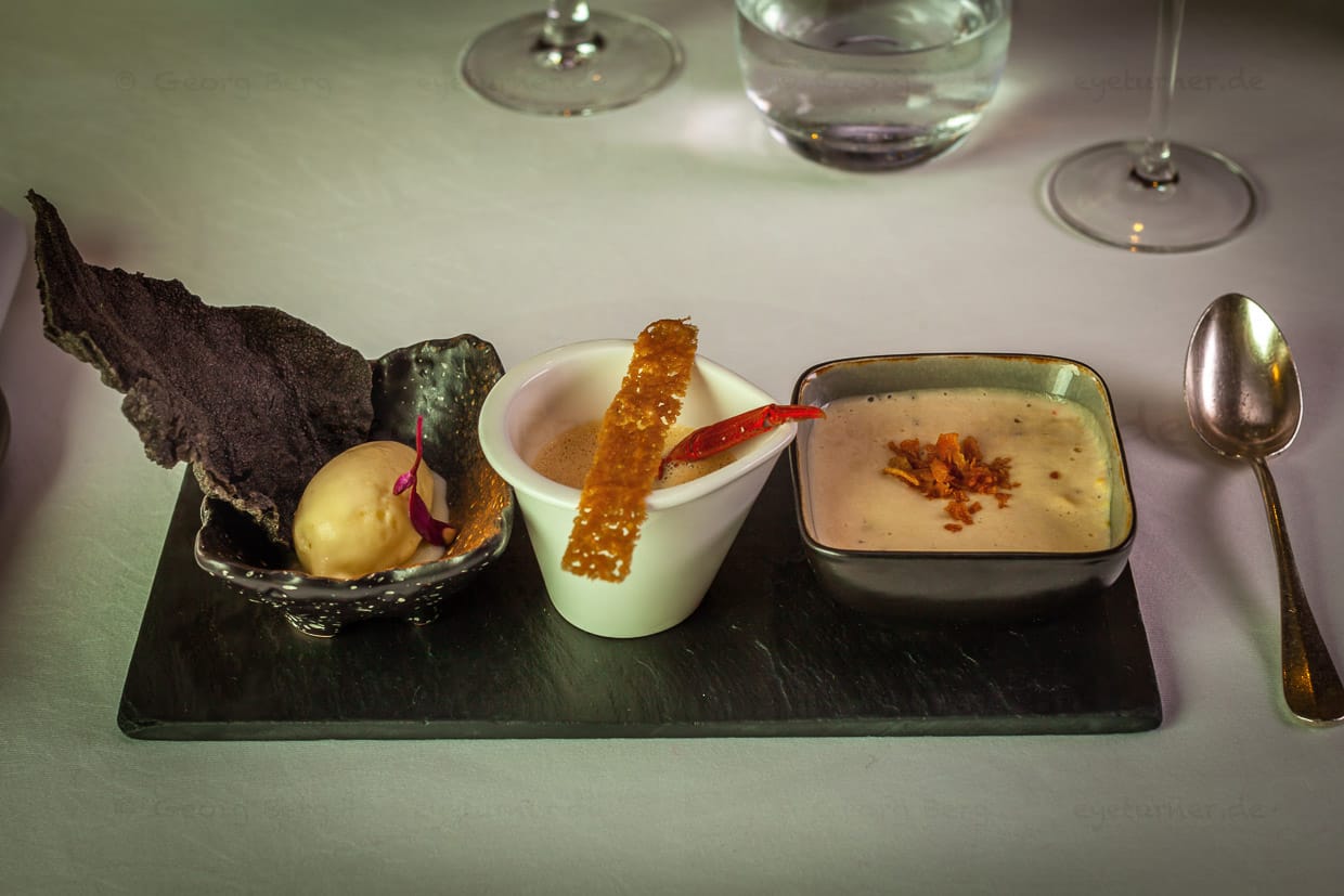 Drei Amuse Bouches gibt es vorneweg: Spargeleis, Krabbensüppchen, Gänseleberpastete / © Foto: Georg Berg