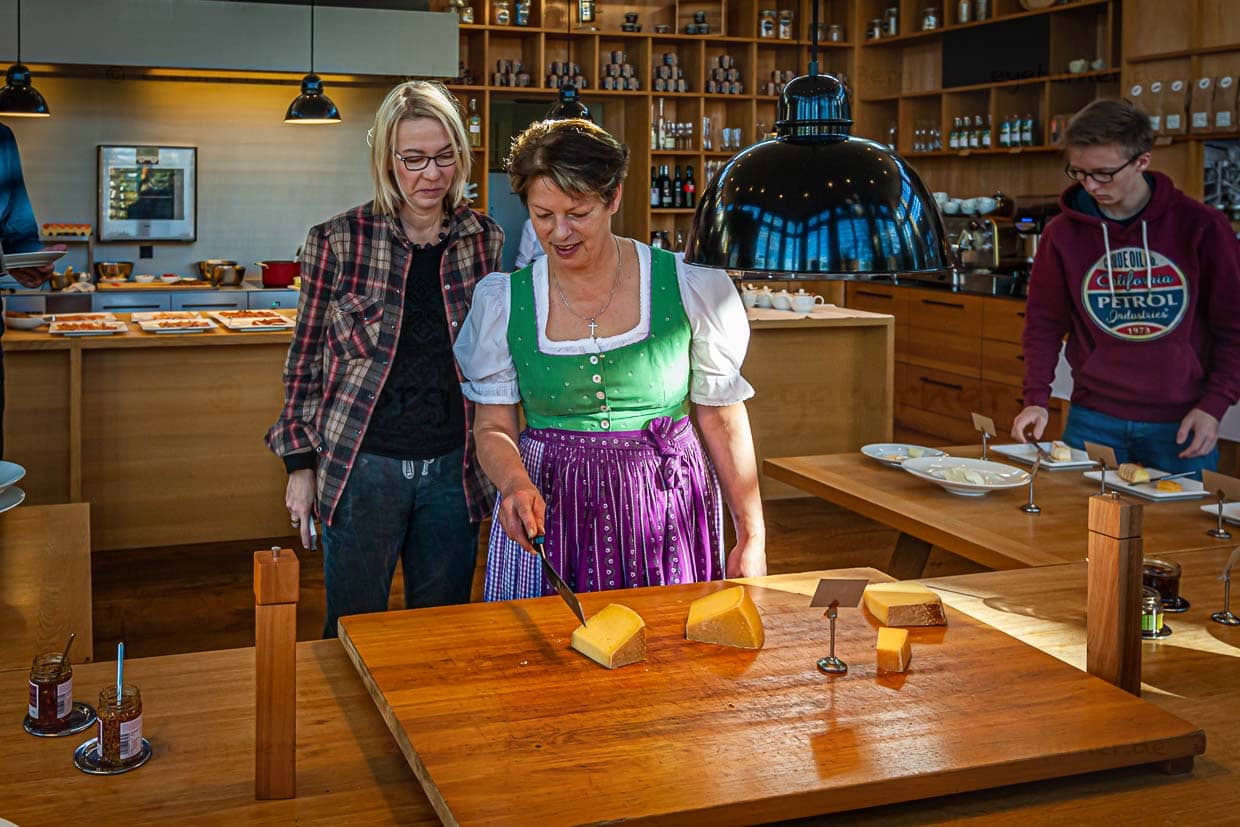 Regina erklärt die Käsesorten: Bergkäse Hittisau, 6 Monate gereift, 45 Fett / Langenegger Dorfkäse, 4 – 5 Monate gereift, 55 Fett / Heumilchkäse, 6 Monate gereift, vom Käsekasper affiniert / Moosbrucker Ursalzkäse / © Foto: Georg Berg