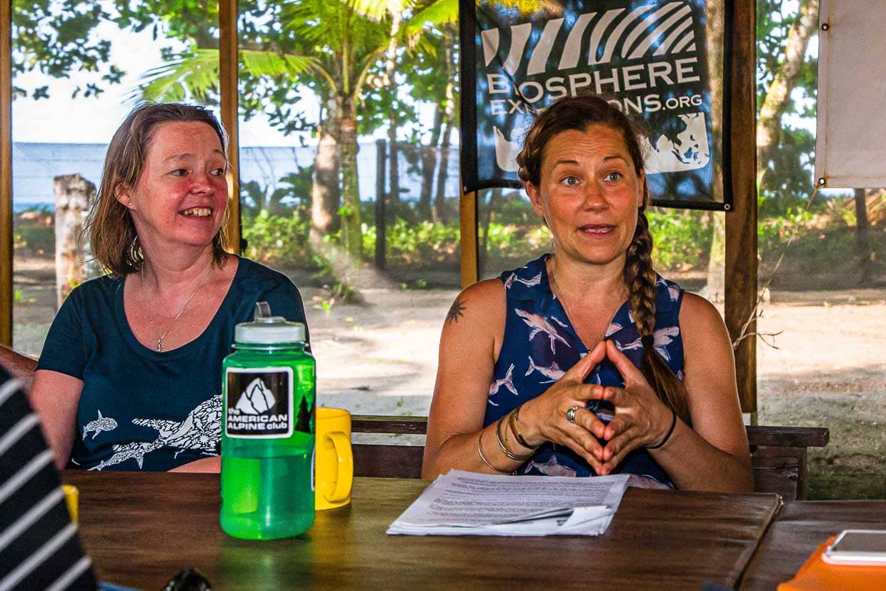 Die schwedische Expeditionsleiterin Ida Vincent (r.) mit ersten Ratschlägen zu den Abläufen in der Forschungsstation / © Foto: Georg Berg