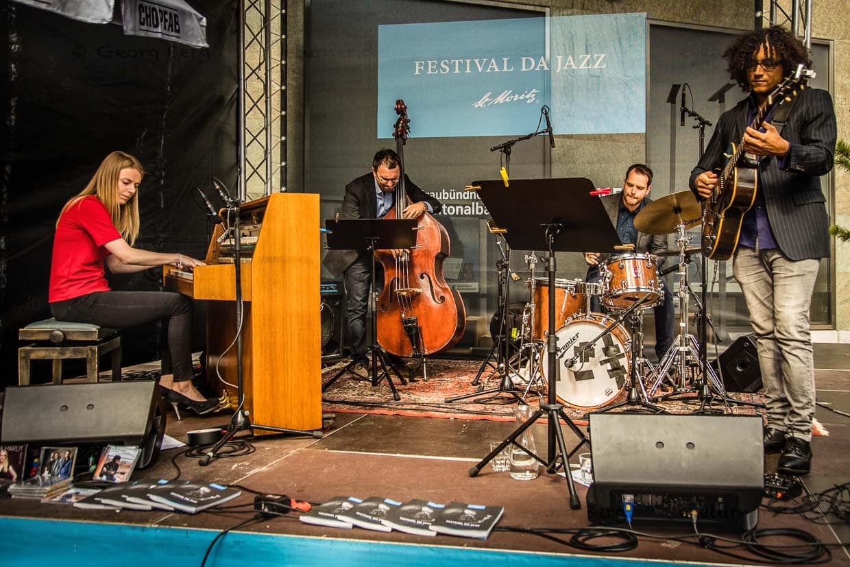 Mal eben zum Apéro-Konzert auf dem St. Moritz Jazz-Festival? Mit dem Bus dauert die Fahrt von der Haltestelle Cresta Palace in Celerina nur fünf Minuten / © Foto: Georg Berg