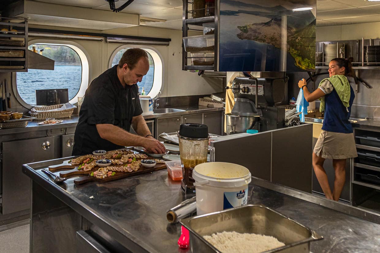 Gavin und Jaimee lieben den Arbeitsplatz in der Kombüse / © Foto: Georg Berg