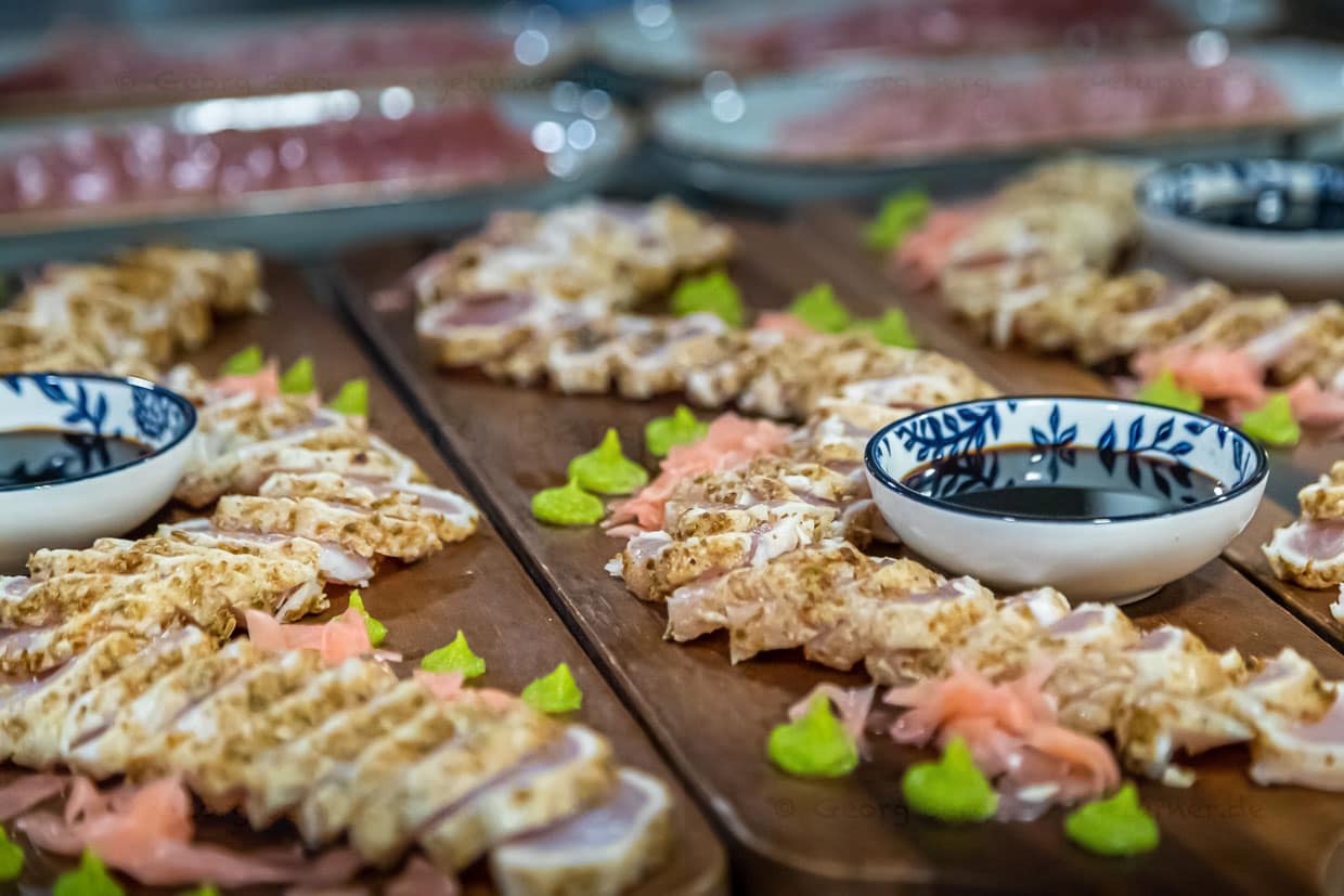 In schwungvoller Welle dekoriert: Sashimi vom Hundszahn-Thunfisch mit Sojasoße, Wasabi und Gari / © Foto: Georg Berg