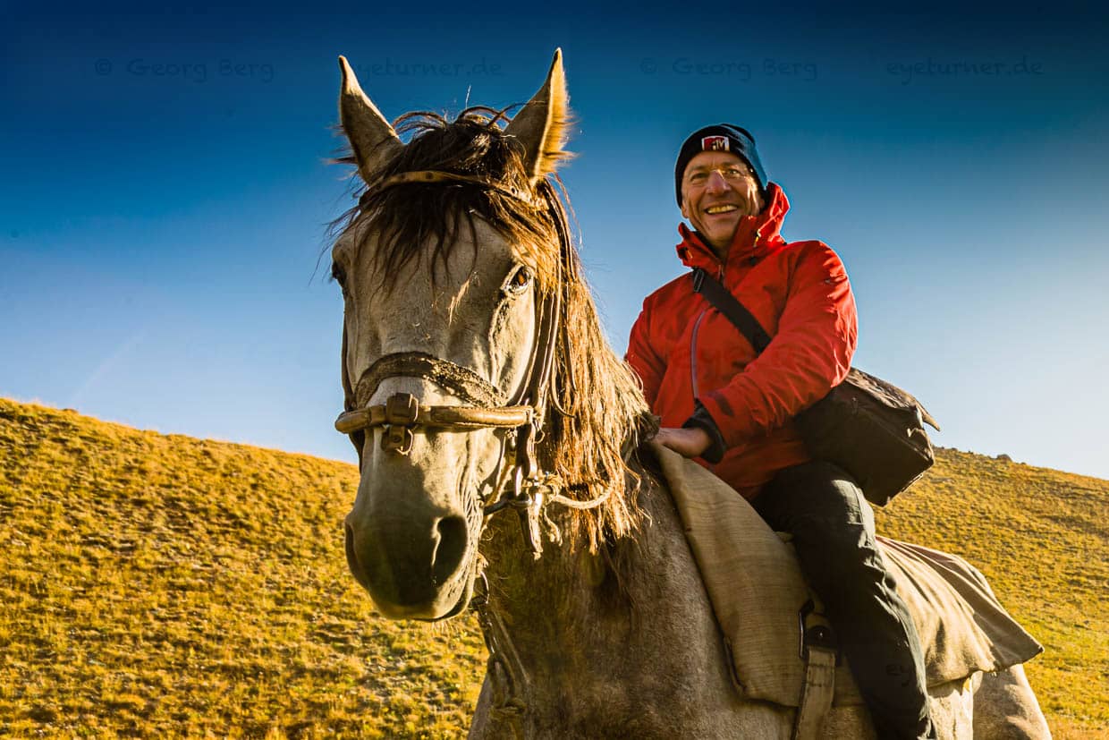Das höchste Glück der Erde ... liegt auf dem Rücken der Pferde / © Foto: Georg Berg