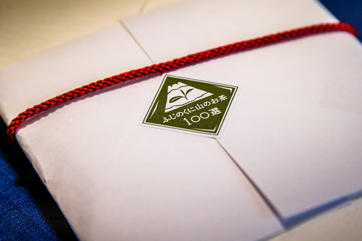 Mount Fuji ist in der Präfektur Shizuoka allgegenwärtig. Das Logo verrät, der Tee in dieser Packung ist prämiert und gehört zu der Grünen Tee Selection Mount Fuji / © Foto: Georg Berg