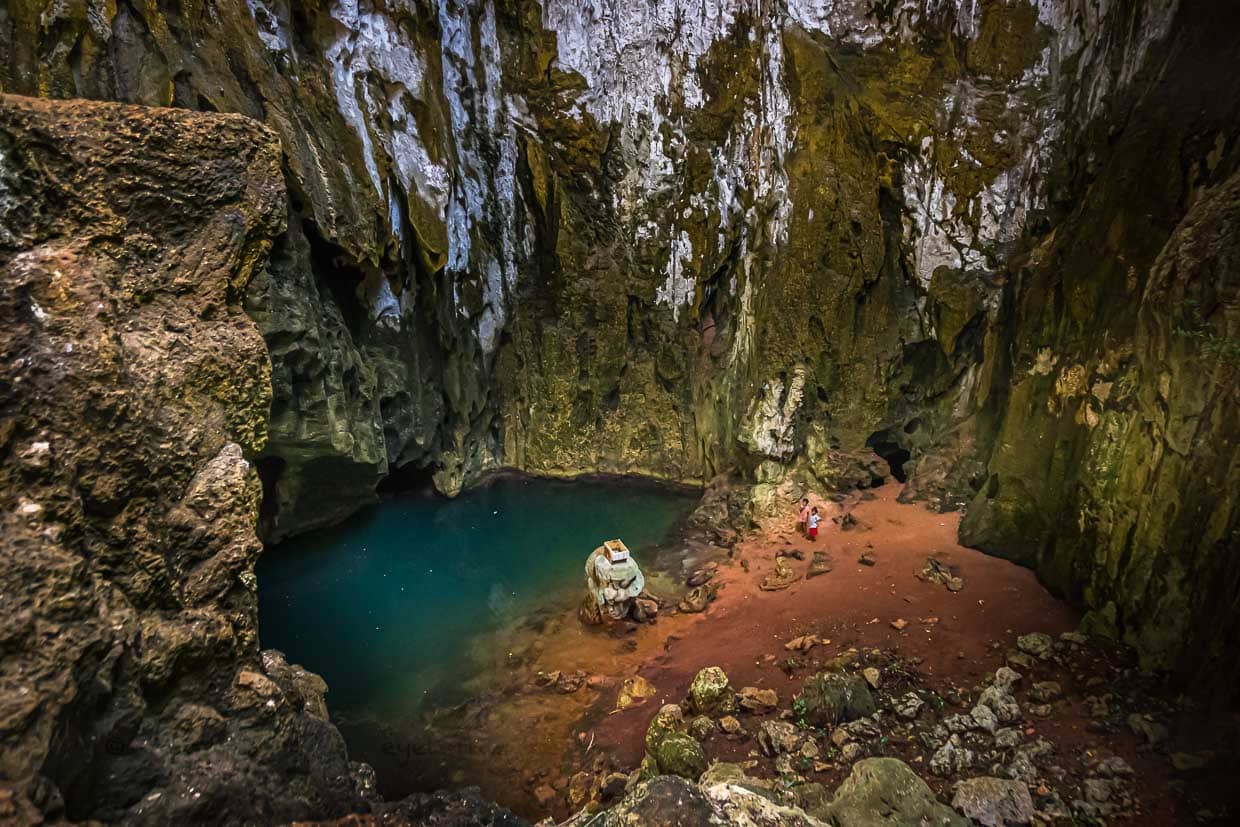 Am Fuß der Kaverne mischt sich Meerwasser mit frischem Regenwasser, das als Trinkwasser in einem Behälter gesammelt wird / © Foto: Georg Berg