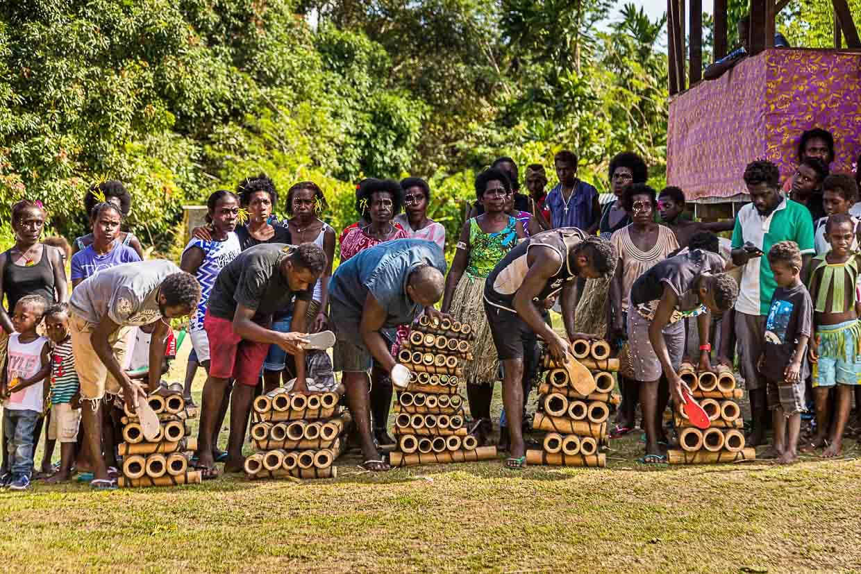 In einer Bamboo-Band werden verschieden lange Bambusrohre rhythmisch mit Flop-Flop-Sohlen angeschlagen / © Foto: Georg Berg