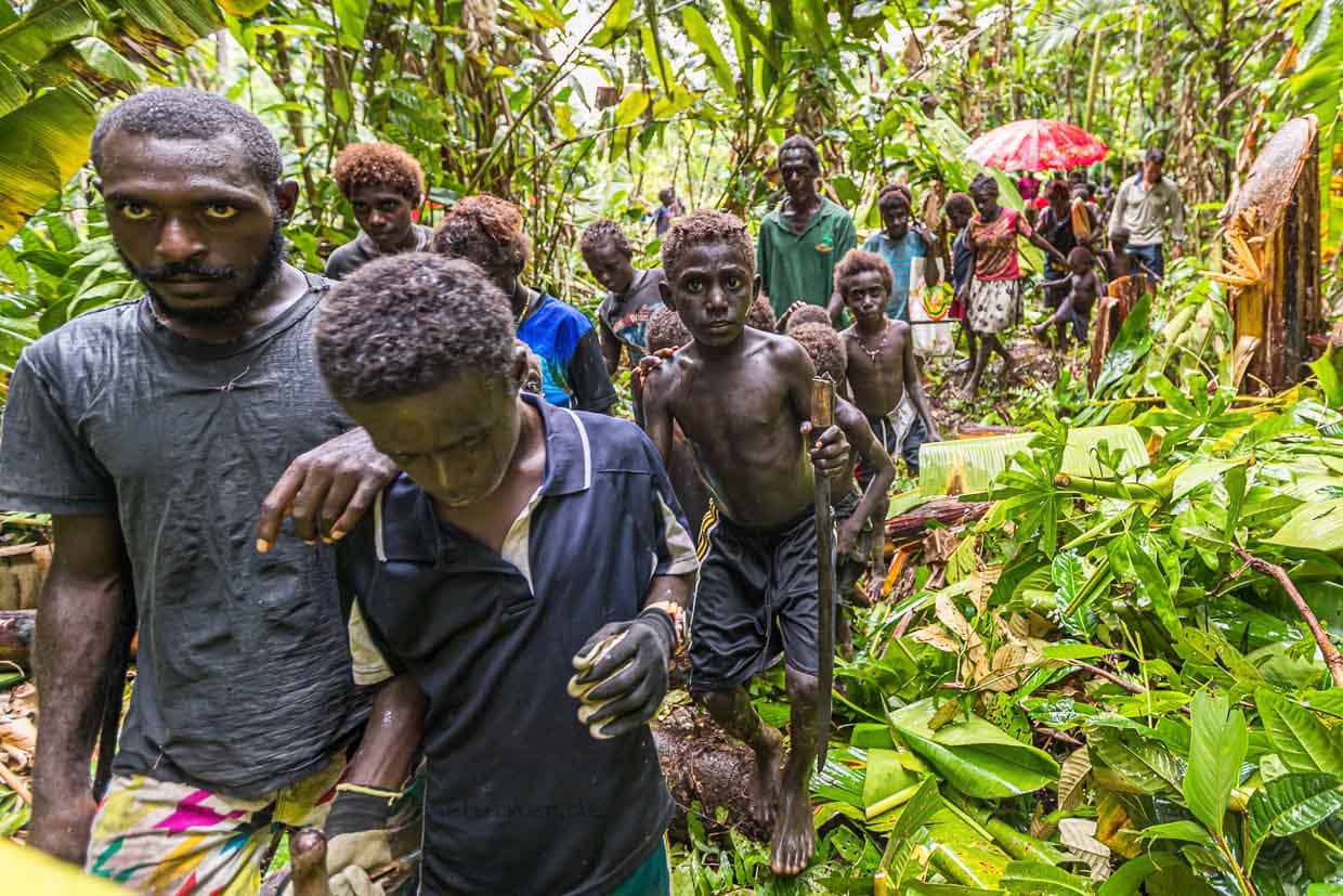 Mehr als hundert Menschen sind zwei Stunden lang zur Yamomoto-Absturzstelle gelaufen / © Foto: Georg Berg