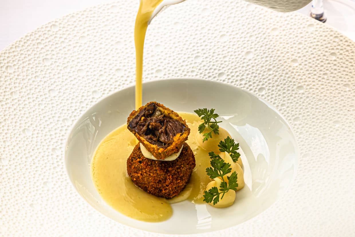 Zweierlei aus dem Kalbskopf: Chalbs-Kopf mager & gebacken mit Pastinaken Velouté und Kerbel / © Foto: Georg Berg