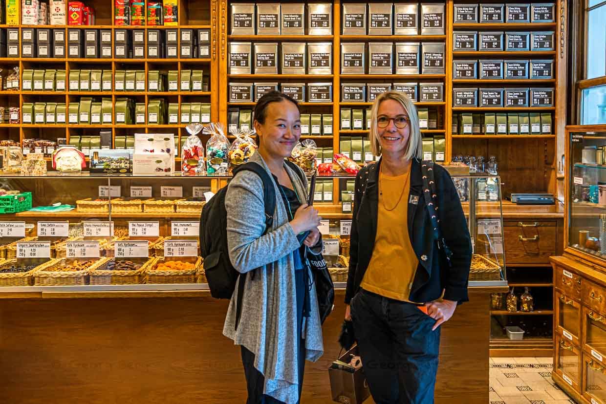 Auf eine Thurgauer Dörrbirne mit Yuan Yao von Indulge im Kolonialwarengeschäft Schwarzenbach. Das Traditionsgeschäft von 1864 findet man im Züricher Oberdorf / © Foto: Georg Berg