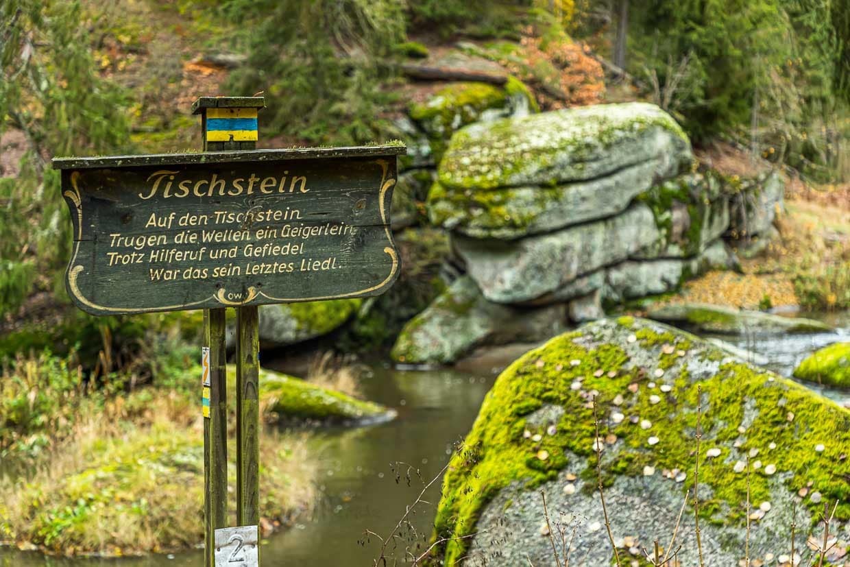 Große Felsformationen im Flussbett der Waldnaab sorgen für dramatische Abwechslung. Mal still und beschaulich, mal laut gurgelnd mäandert der Fluss durch das Tal und erzählt am Wegesrand von so manchem Schicksal! / © Foto: Georg Berg
