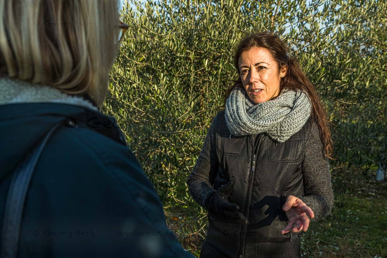 Begegnung im Olivenhain am Niederhein. Carmen Sanchez Garcia ist Sommeliere für Olivenöl und in diseser Funktion auch international gefragtes Jurymitglied / © Foto: Georg Berg