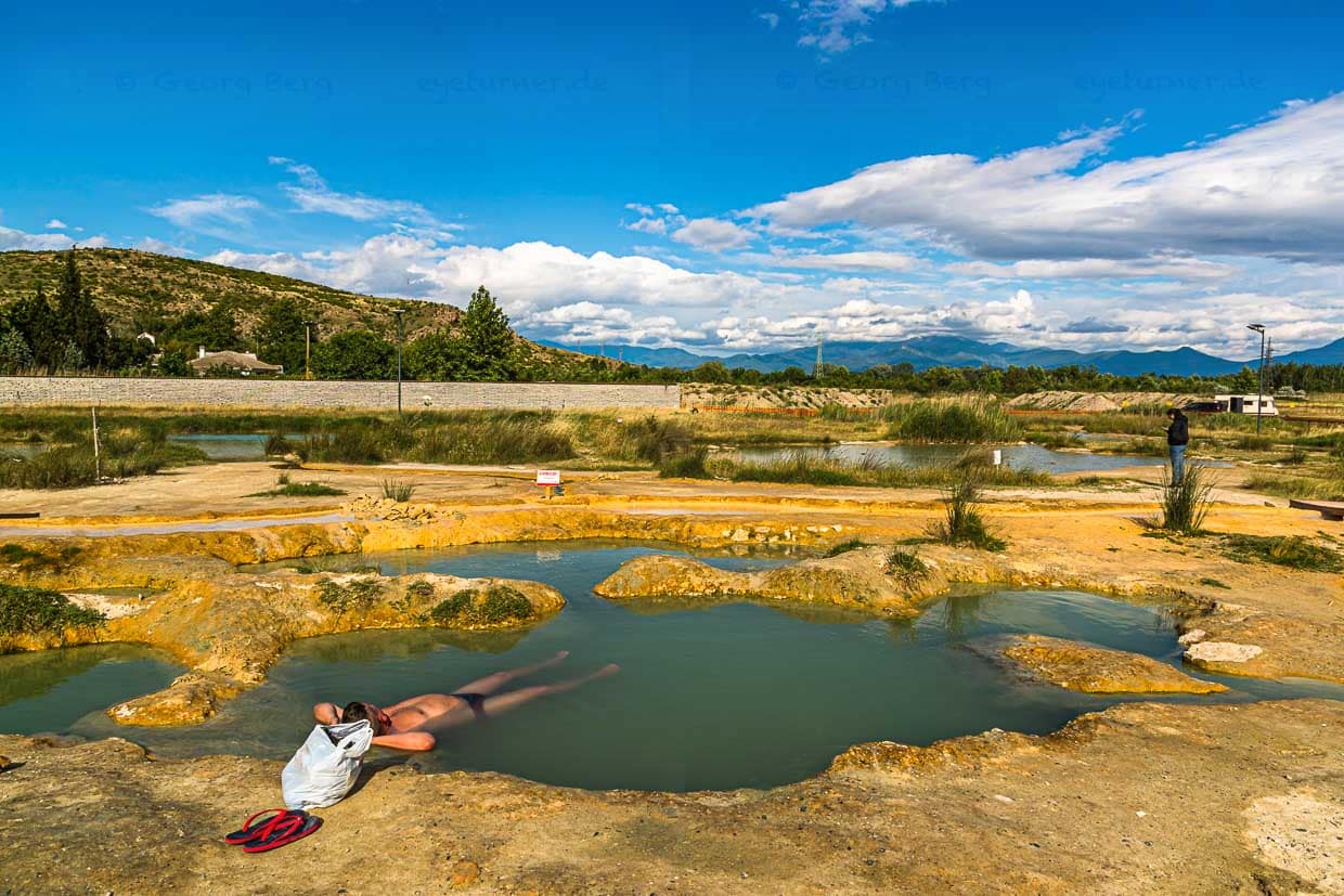 Frei zugängliche Bade-Becken bei Rupite werden von heißen Mineralquellen gespeist. Die angrenzenden Stellplätze für Wohnmobile sind ebenfalls kostenlos / © Foto: Georg Berg