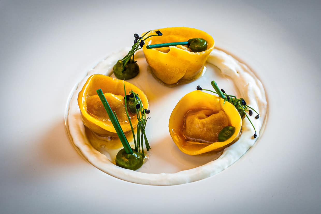 Vorspeise von Küchenchef Hannes Stuffer. Tortellini mit Schnittlauchcreme und halbflüssiger Tomatenfüllung / © Foto: Georg Berg