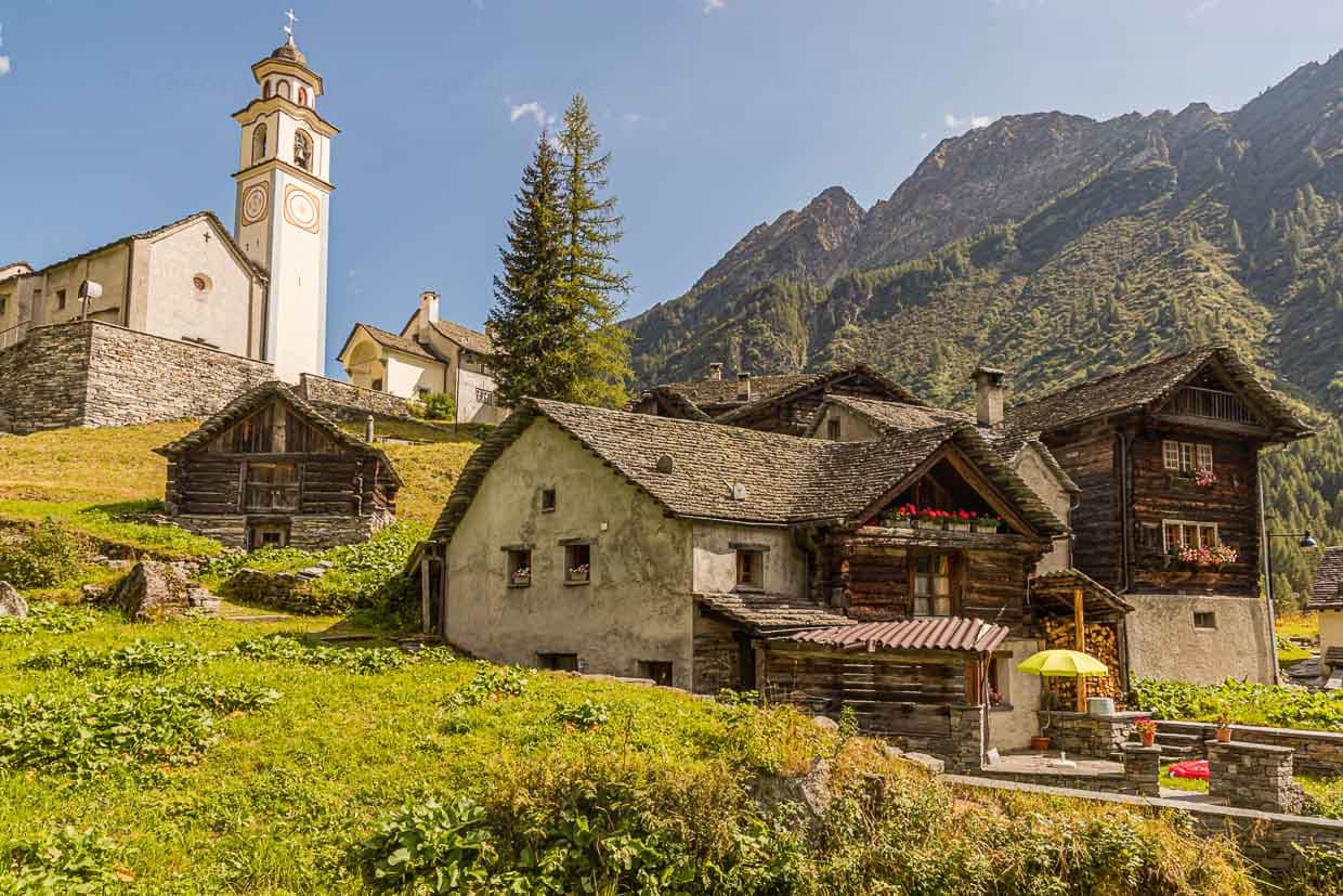 Bosco Gurin auf 1.500 Meter Höhe. Mit der Sesselbahn Ritzberg geht es auf 2.000 Meter Höhe. Wanderwege führen hinunter ins Dorf / © Foto: Georg Berg
