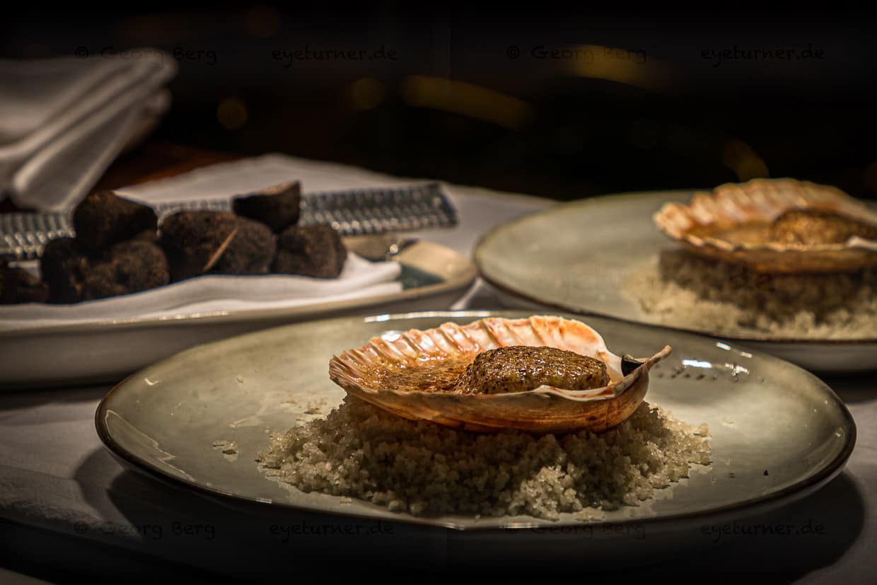 Jakobsmuschel in Walnuss Trüffel Kruste von Cyril Aveline, Hestia, Bormes-les-Mimosas / © Foto: Georg Berg