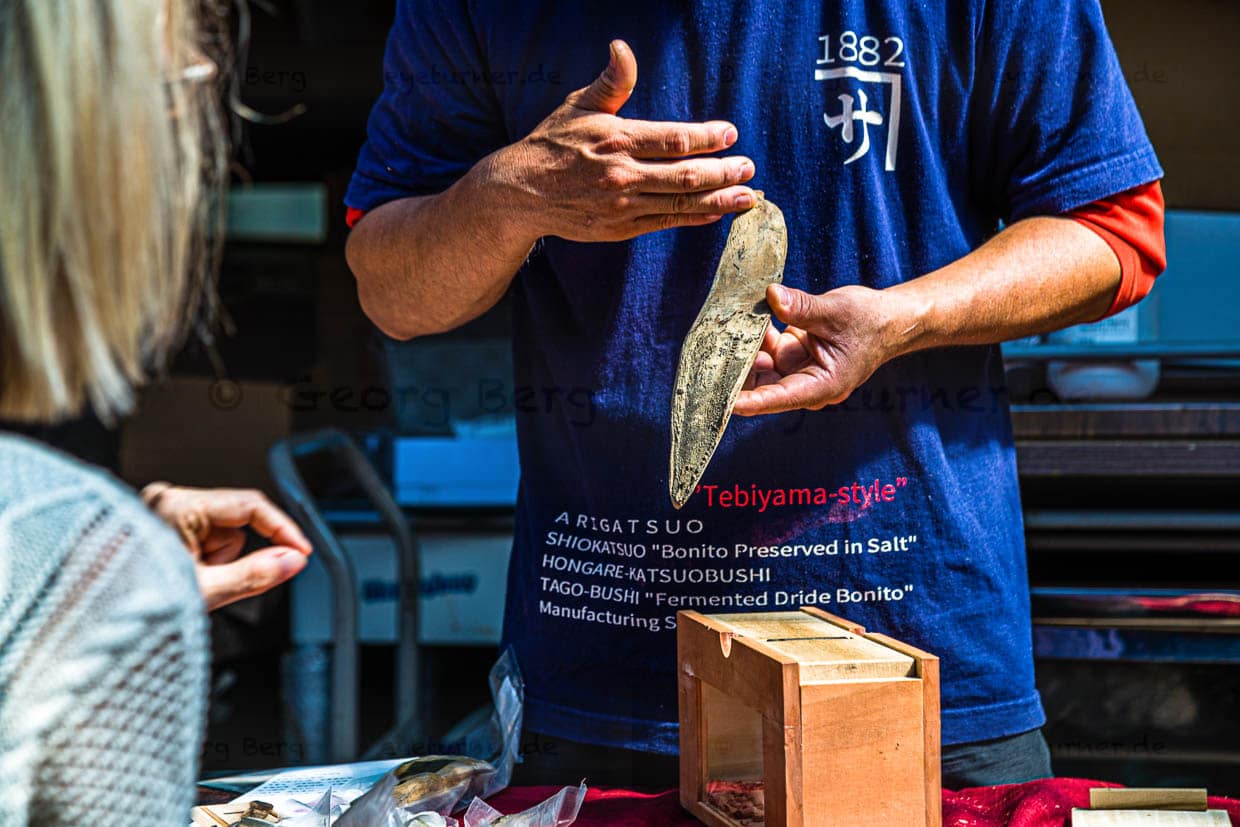 Die Manufaktur von Yasuhisa Serizawa ist eine der letzten in Japan, die den Bonito auf dem Weg zum besonders hochwertigen Honkare-Katsuobushi unterzieht. Das geschieht in einem traditionell sehr aufwändigen sechsmonatigen Verarbeitungsprozess / © Foto: Georg Berg