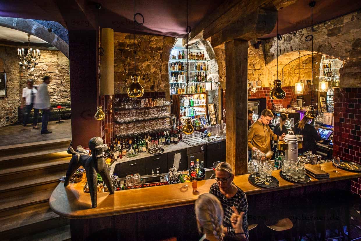 Pôle d'attraction en soirée : le Pudelbar. L'habillage du comptoir est au moins aussi remarquable que le caniche. Il est constitué de la tôle rouillée d'une vieille grange que Rainer Holzhauer a découverte lors d'une promenade à cheval / © Photo : Georg Berg