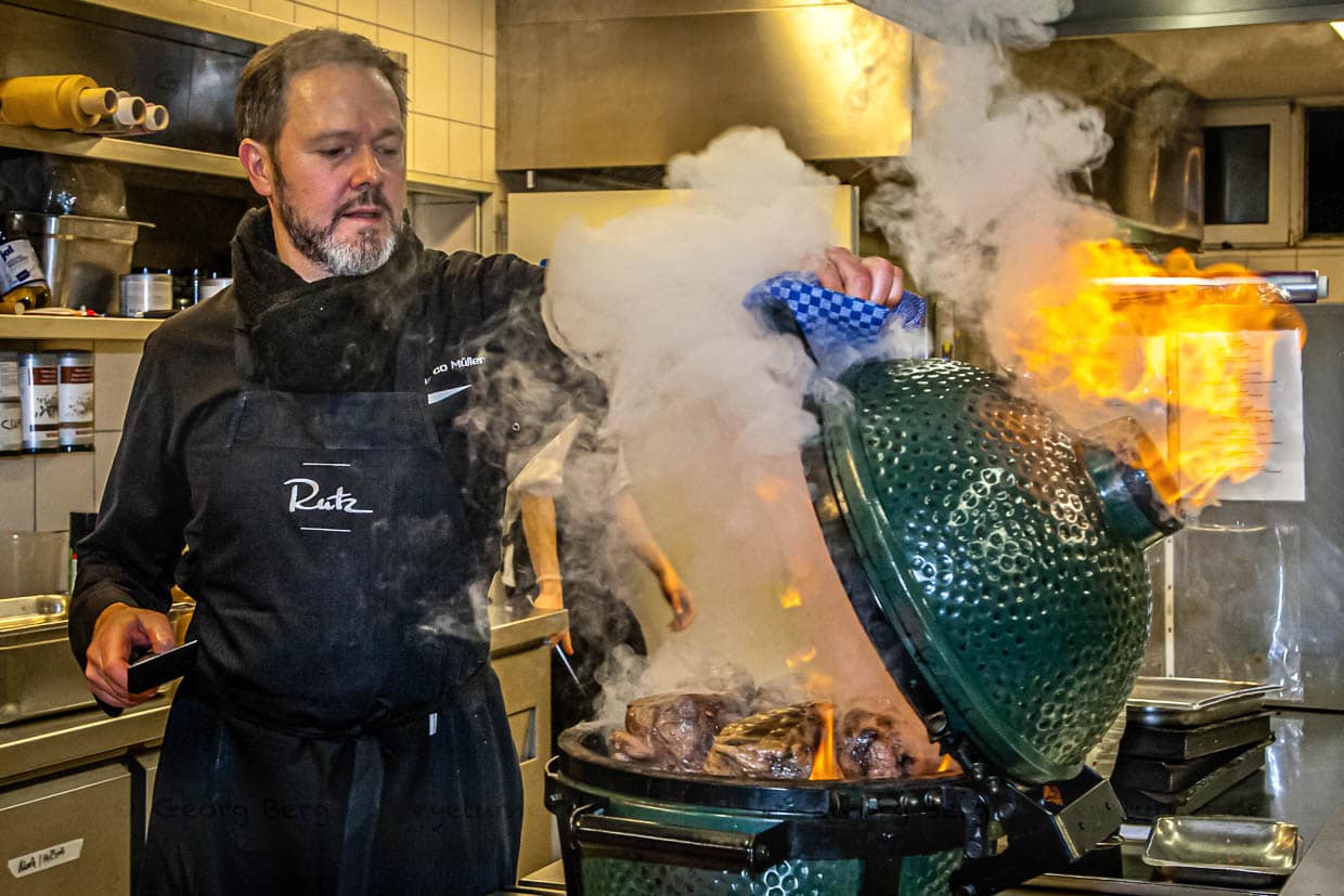 Le secret de la tendre poitrine de bœuf est de procéder dans l'ordre inverse : d'abord la réchauffer au four à feu doux, puis la griller à feu vif dans sa propre fumée juste avant de la découper / © Photo : Georg Berg