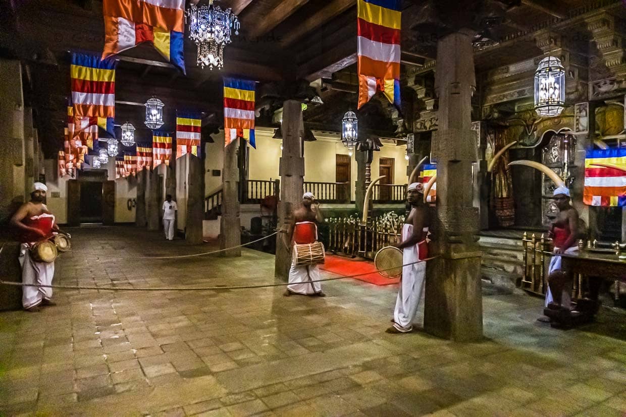 Dans l'entrée spacieuse du temple de la Dent de Kandy, des musiciens qui ont hérité cette forme d'art de leurs pères jouent du tambour, tandis qu'en haut, où il est interdit de prendre des photos, les fidèles se pressent devant le reliquaire / © Photo : Georg Berg