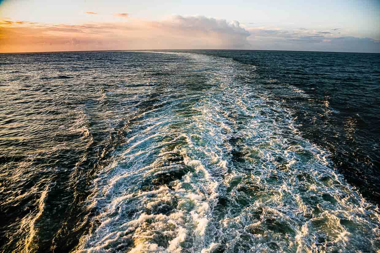 Horizon matinal vu de la poupe du Pont Aven / © Foto : Georg Berg