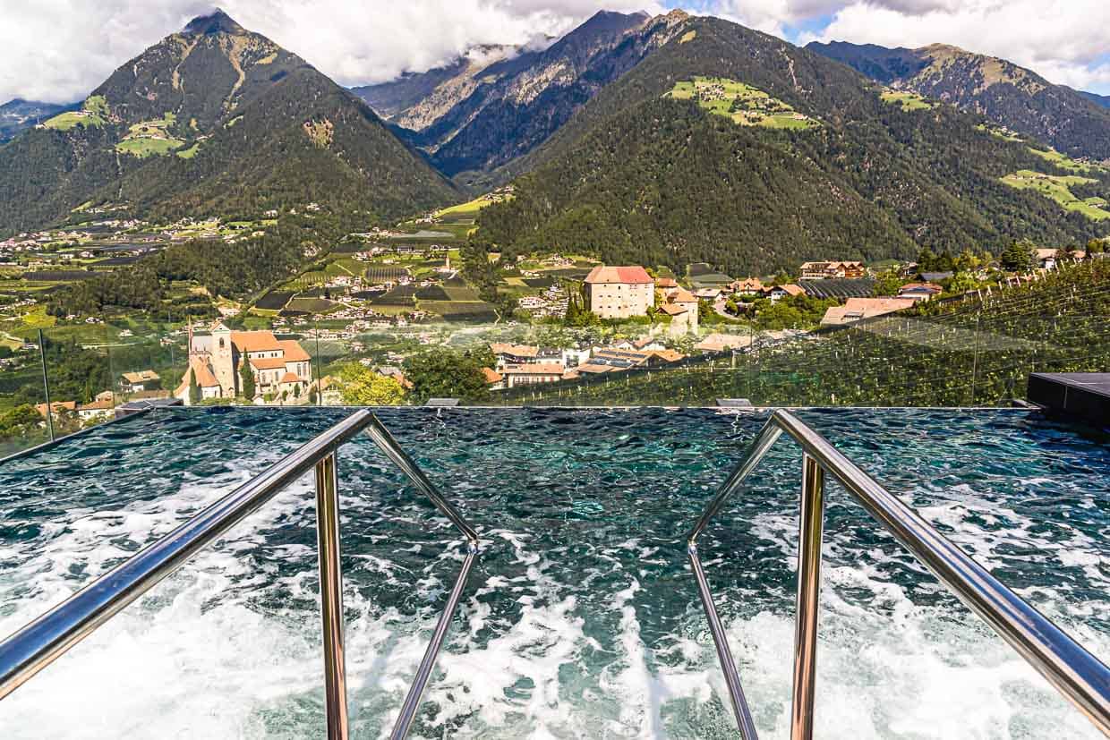 Bassin thermal dans l'espace bien-être sur le toit de l'hôtel Hohenwart avec une large vue sur le paysage autour de Schenna dans le Tyrol du Sud / © Photo : Georg Berg