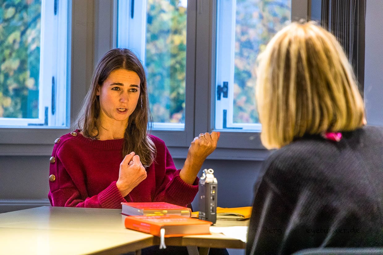 Annabelle Hirsch, journaliste aux origines franco-allemandes, explique la genèse de son premier livre. Les objets . Une histoire de femmes en 100 objets / © Photo : Georg Berg