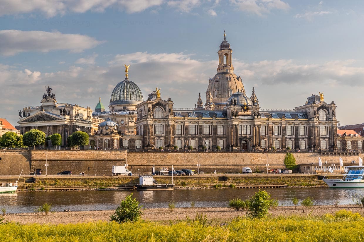 Vue de la ville de Dresde, au premier plan la terrasse de Brühl ou Brühl-Terrasse. Elle s'étend sur environ 500 mètres le long de l'Elbe entre le pont Augustusbrücke et le pont Carolabrücke. Cette construction est également appelée le balcon de l'Europe. Le terme a été créé au début du XIXe siècle et a ensuite été utilisé à de nombreuses reprises dans la littérature / © Photo : Georg Berg