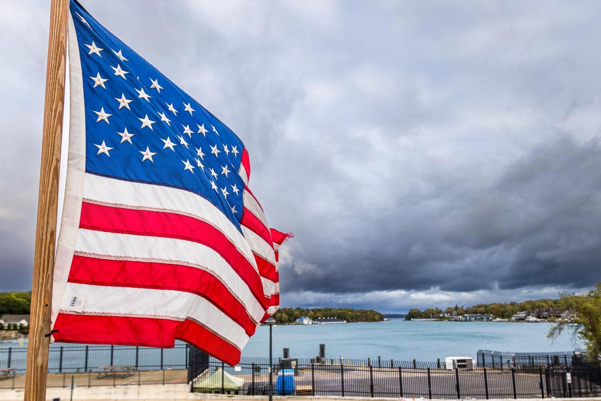 Drapeau américain et vue sur le lac Charlevoix / © Photo : Georg Berg