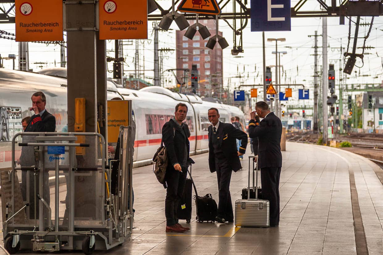 Pause cigarette à la gare centrale de Cologne / © Photo : Georg Berg
