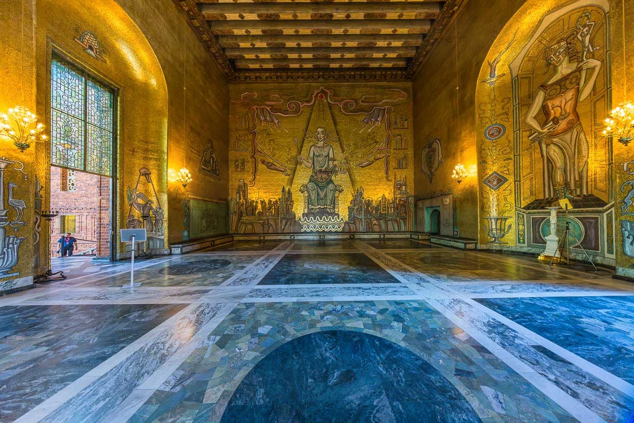 Le front de la salle dorée représente Mälardrottning, la reine du lac Mälar. Sur le côté gauche de la salle se trouvent des représentations de rois suédois, sur le côté droit, des chercheurs et des artistes suédois ont été immortalisés / © Photo : Georg Berg