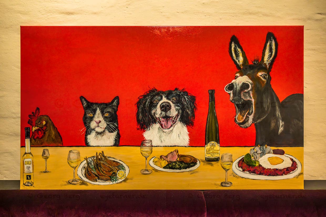 Dessin du restaurant Ratskeller : les musiciens de Brême à une table avec de la nourriture et du vin / © Photo : Georg Berg