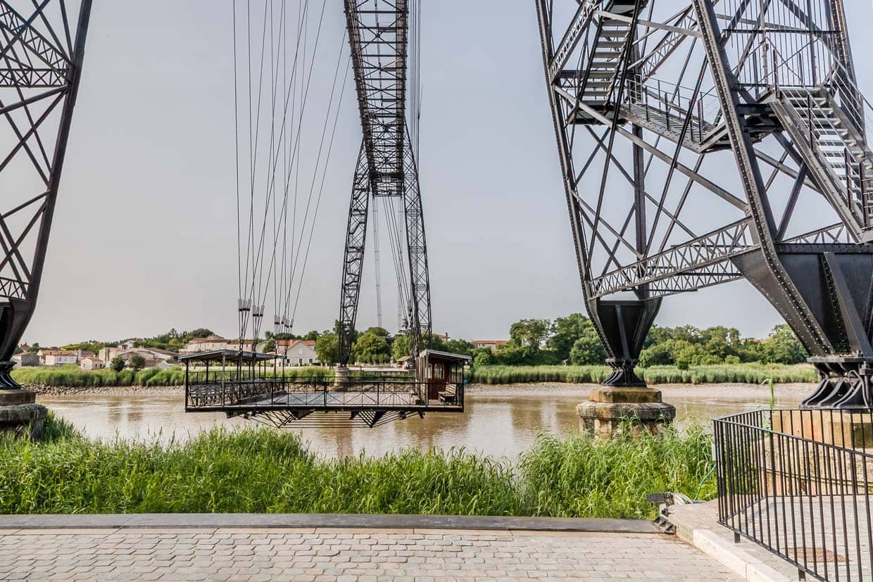 Le pont transbordeur a été construit entre 1898 et 1900 par l'ingénieur Ferdinand Arnodin pour traverser le fleuve Charente entre Rochefort et Échillais sans gêner le trafic maritime. Elle fut inaugurée le 29 juillet 1900 / © Photo : Georg Berg