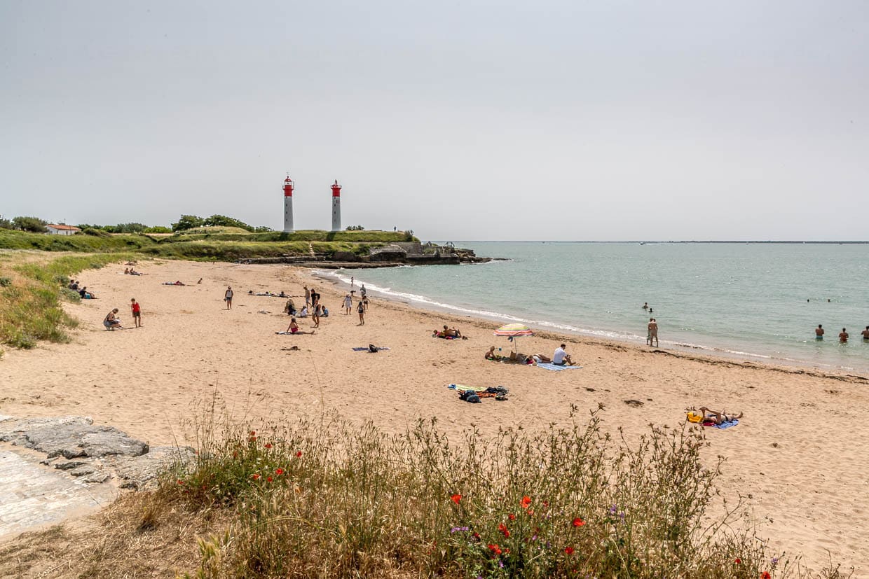 Une des cinq plages de baignade de l'île d'Aix avec vue sur les deux phares / © Photo : Georg Berg