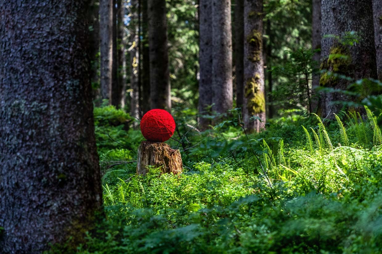 Naturkunstwerk von Marion Strunk aus Deutschland, Fadenskulptur in Rot auf dem Landart Pfad Gerschnialp in Engelberg 2025 / © Foto: Georg Berg