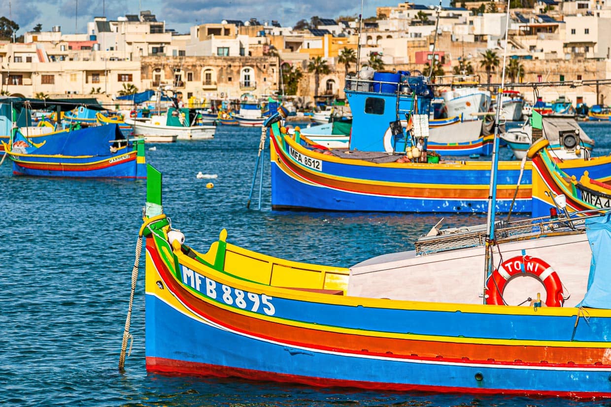 Fischerhafen in Marsaxlokk, im Südosten von Malta. Es gibt Häfen groß und imposant wie den der Hauptstadt Valetta, aber vor allem kleine Fischerhäfen prägen die abwechslungsreiche Küste von Malta und Gozo / © Foto: Georg Berg
