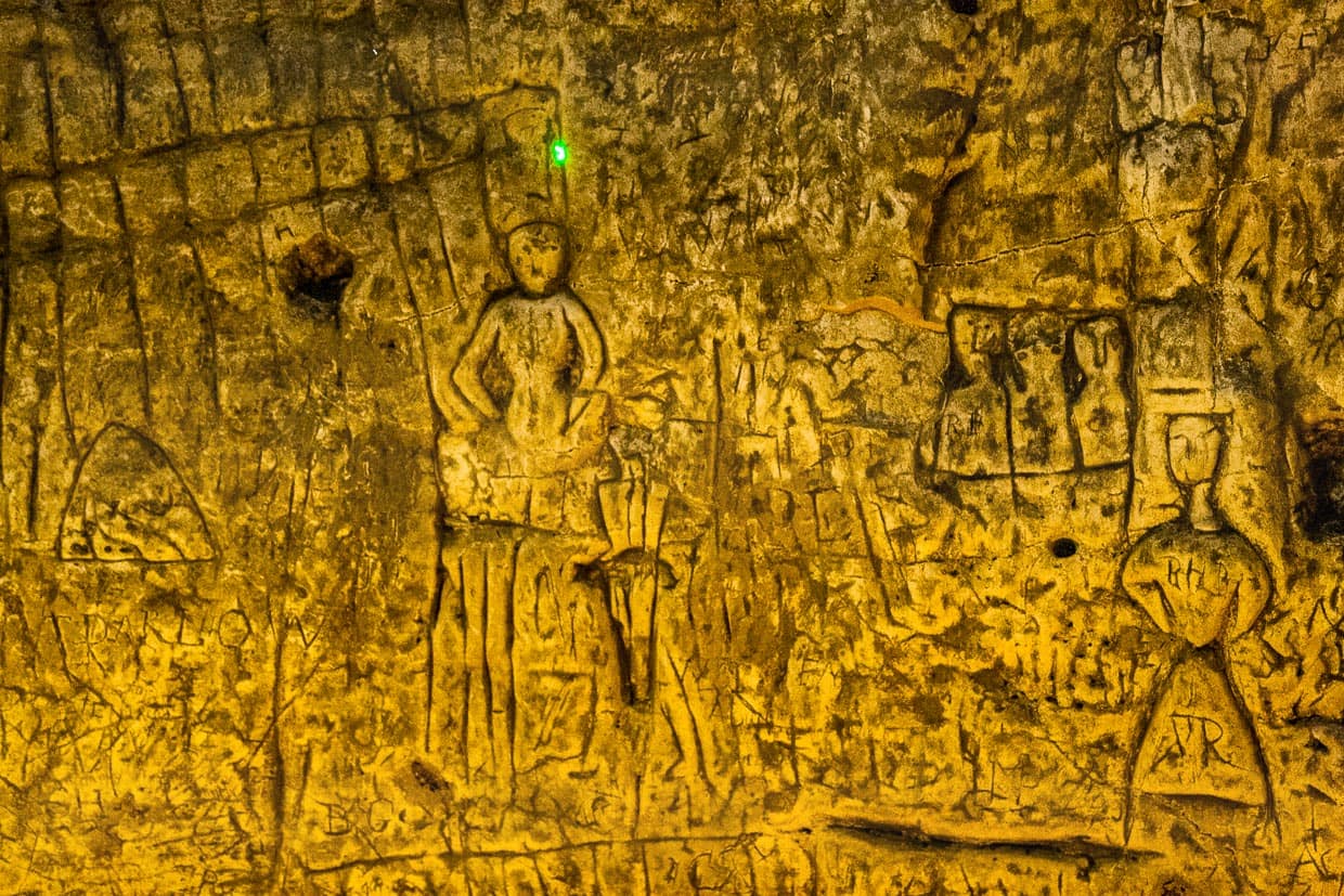Mit einem Laserpointer werden Besuchergruppen die geheimnisvollen Schnitzereien in der Royston-Höhle erklärt / © Foto: Georg Berg