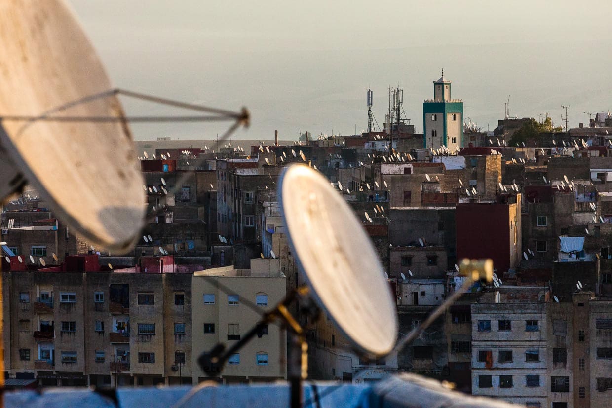Auf den Dächern von Fès sind eine Unzahl von Satellitenschüsseln zu sehen - Altertum trifft Gegenwart / © Foto: Georg Berg