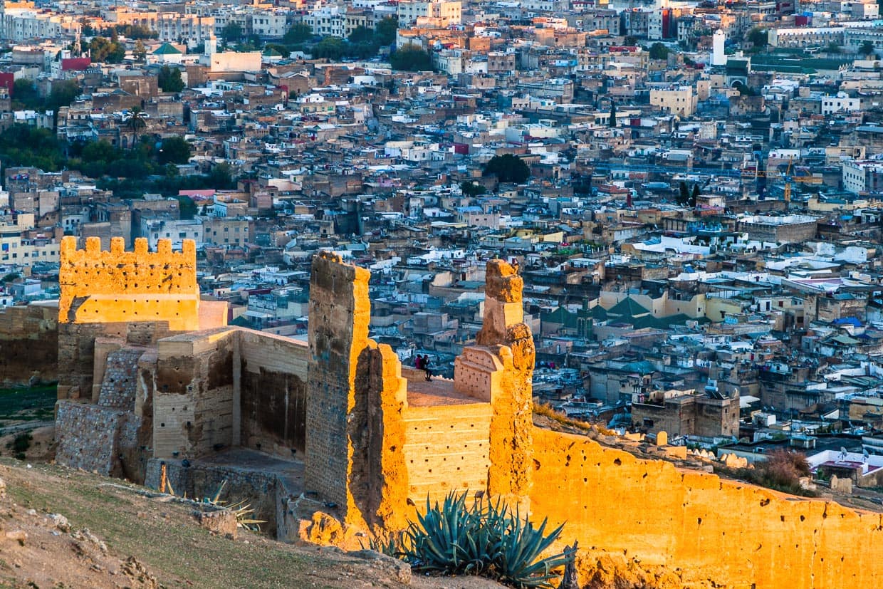 Die Altstadt von Fes erstreckt sich auf hügeligem Gebiet. Zu wissen, welcher Bezirk der Altstadt oben oder unten ist, kann bei der Orientierung helfen. Im Vordergrund die bekannte Stadtmauer / © Foto: Georg Berg