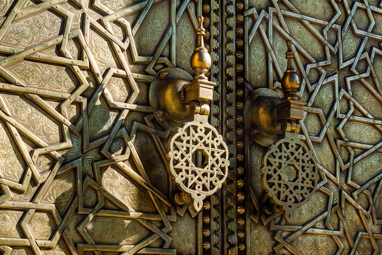 Mit Messingarbeiten sind die hölzernen Tore der Mauer um den Königspalast zwischen 1961 und 1968 verziert worden / © Foto: Georg Berg