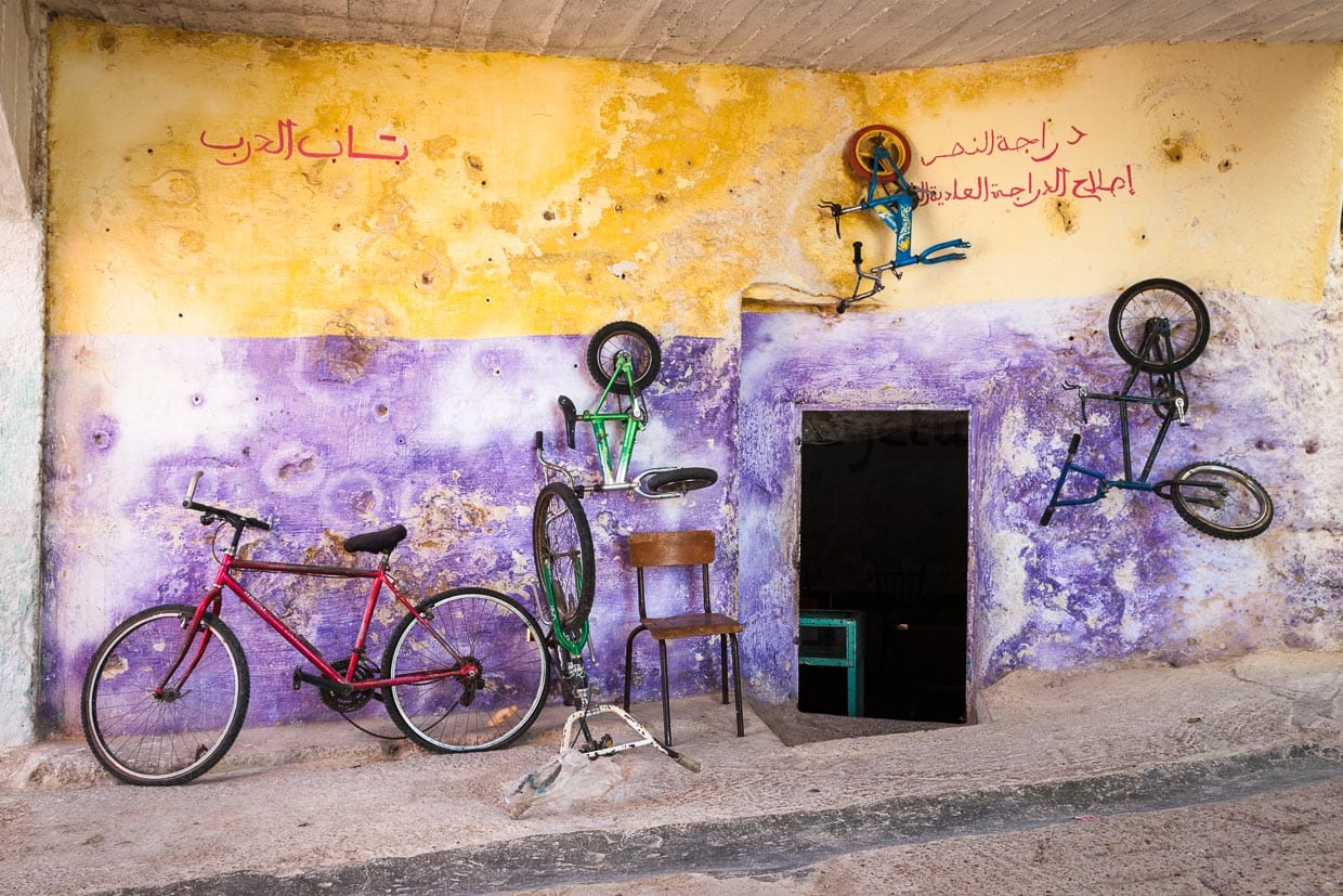 Fahrradladen und Reparaturwerkstatt mit offensichtlicher Werbung / © Foto: Georg Berg