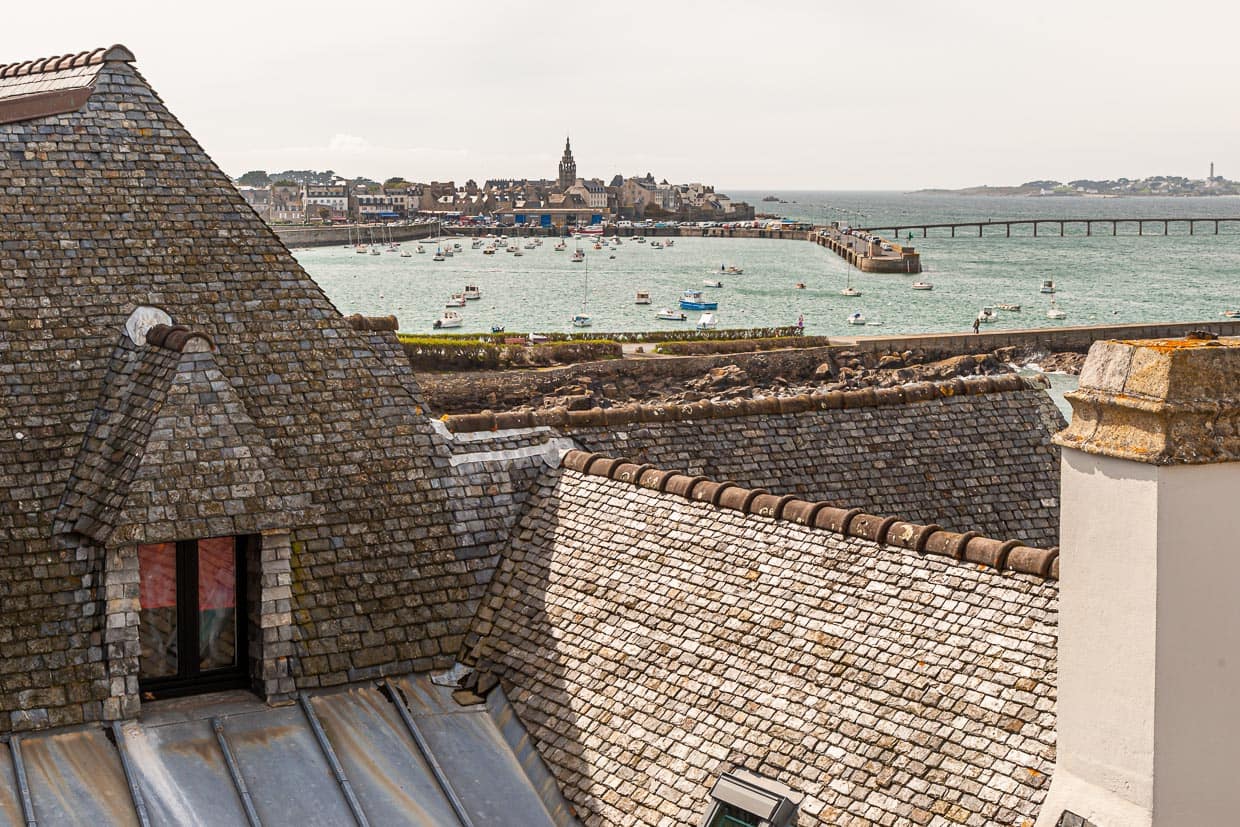 Blick über die Dächer des Brittany & Spa auf den Hafen und die Altstadt von Roscoff / © Foto: Georg Berg
