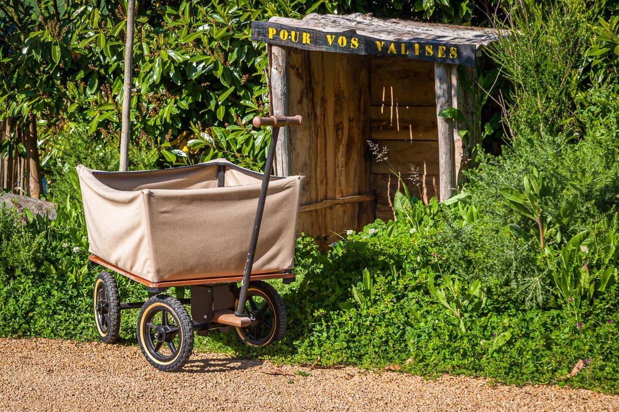 Eine Handkarre steht den Gästen für ihr Gepäck zur Verfügung. Zum Parkplatz ist es vom Kled aber nicht weiter als 50 Meter / © Foto: Georg Berg