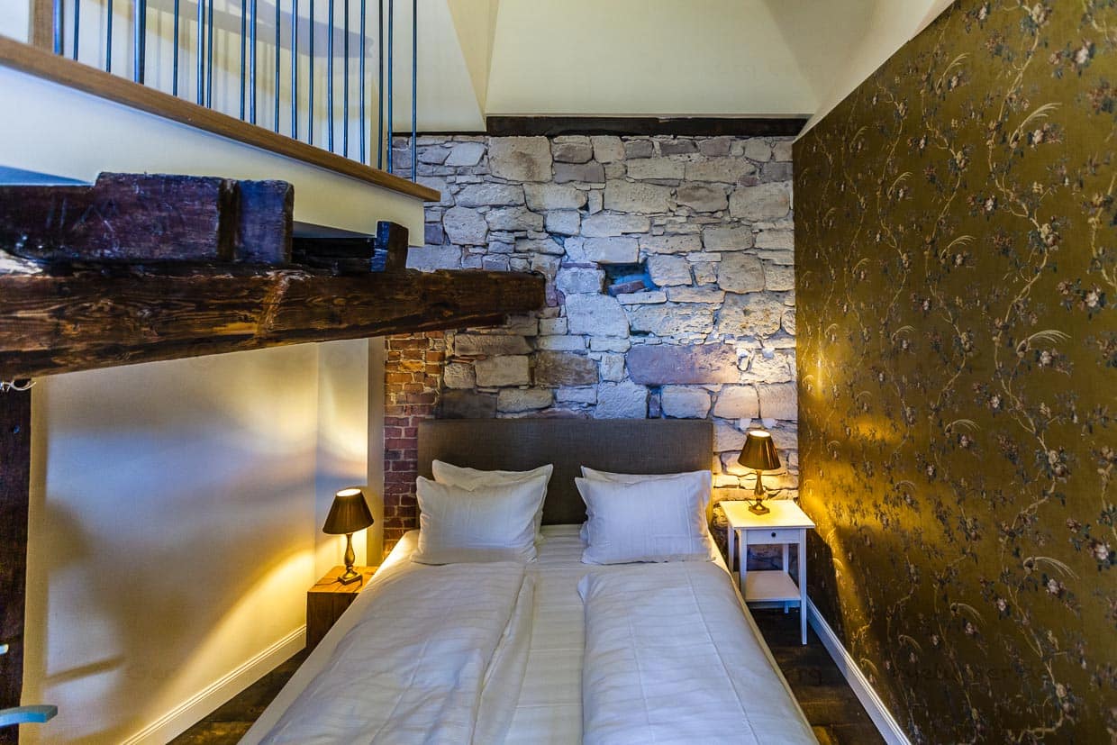 Kleine, aber feine Maisonette-Suite mit allem was der Renthof zu bieten hat: edle Tapeten, altes Gebälk, roher Stein, und aus dem Bad der Blick auf die Alte Brüderkirche / © Foto: Georg Berg