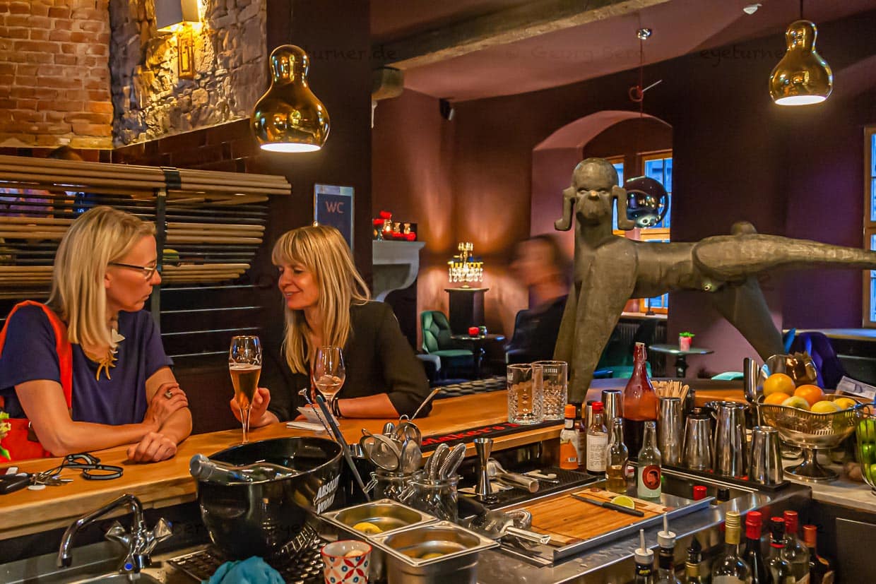 Der Pudel markiert sein Revier. Die Bar im Renthof liegt zentral zwischen Lounge und Restaurant und beeindruckt durch Mauerbögen und imposante Deckenhöhe / © Foto: Georg Berg